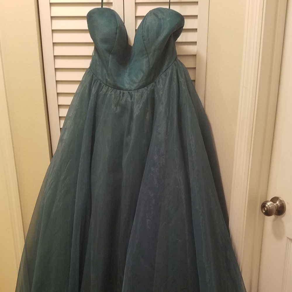 Hebeos Dark Green Strapless Ball Gown